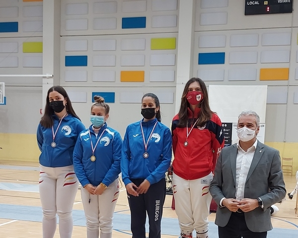 Elena Guerra suma dos nuevas medallas de bronce para la esgrima salmantina 