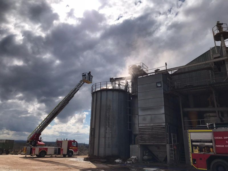 Los bomberos sofocan un incendio en un silo de cereal en Fresno Alhándiga