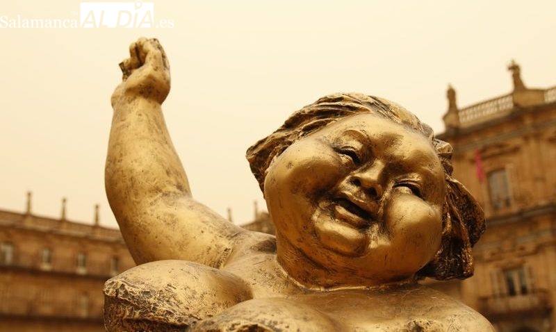 La escultura de Xu Hongfei, de nuevo sin abanico, porque se está reparando tras ser doblado