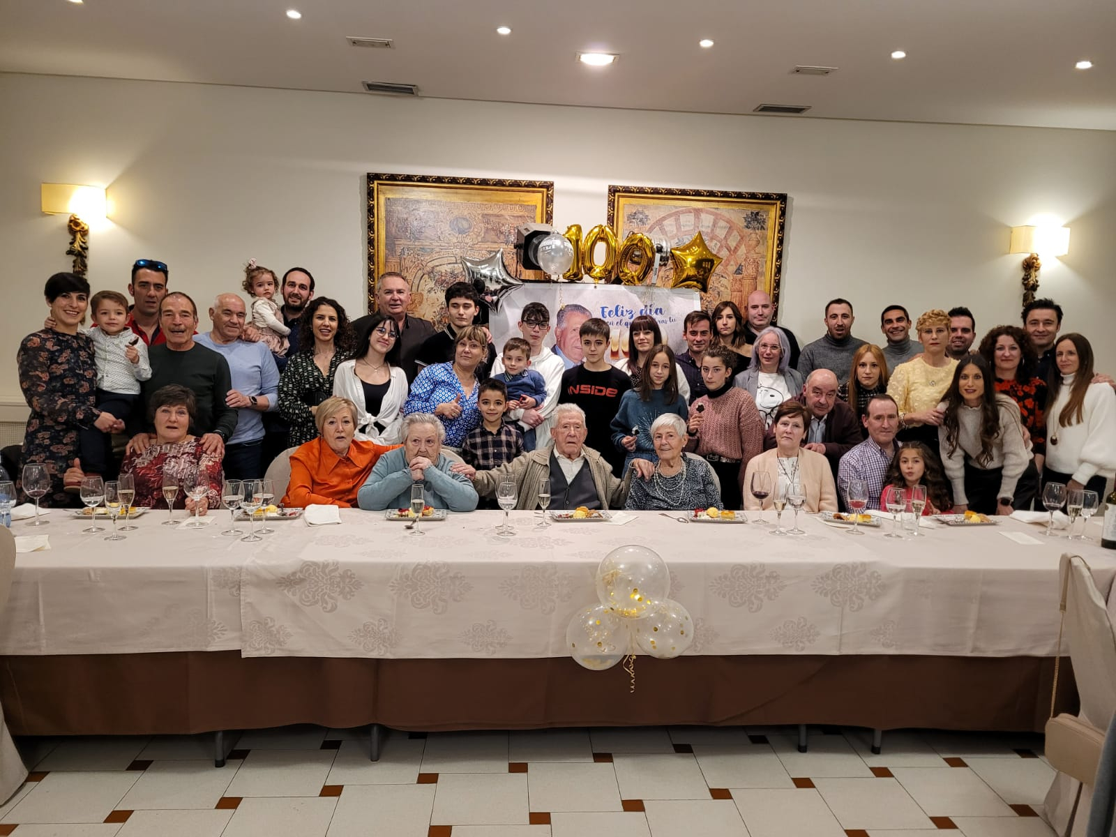 Teófilo Salinero celebra sus cien años en compañía de toda su familia