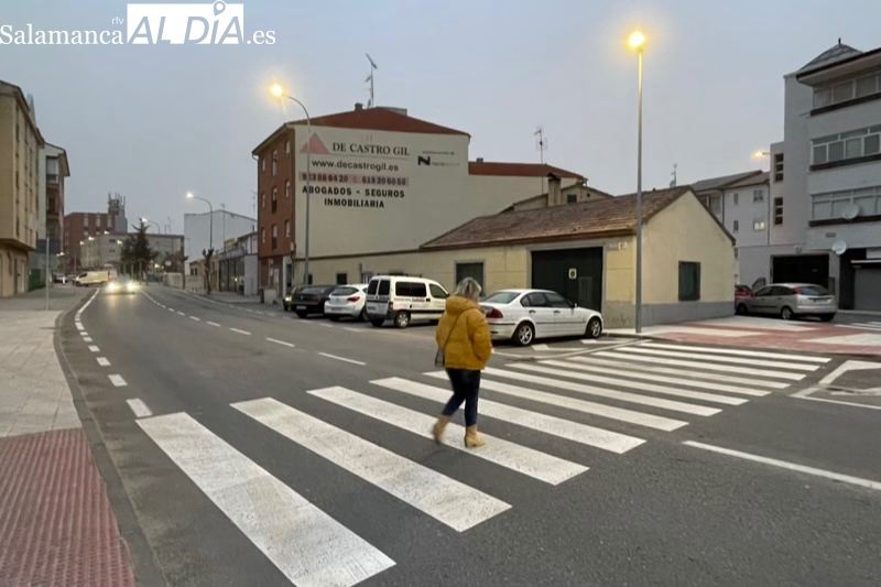 Instalada una farola para mejorar la visibilidad en el paso de peatones de la carretera de Medina