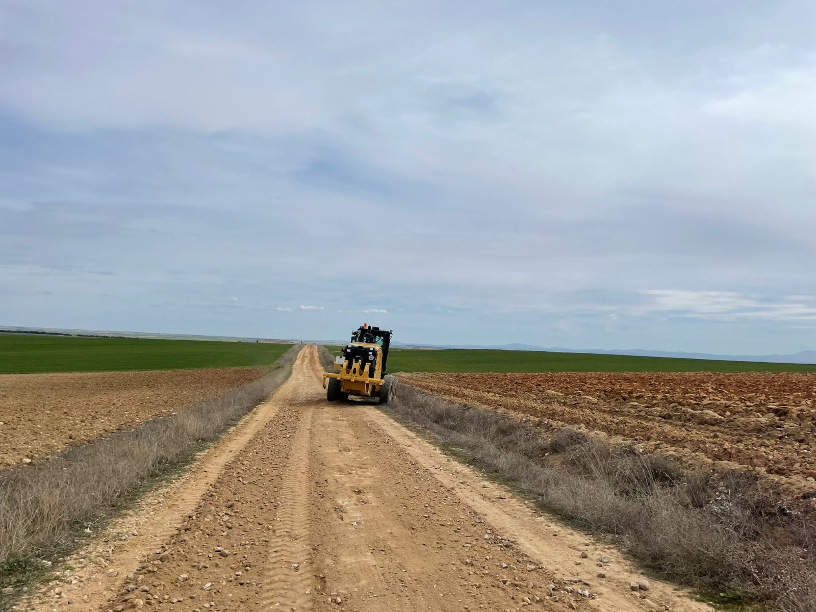 Limpieza de las márgenes de caminos con la motoniveladora de la Diputación de Salamanca