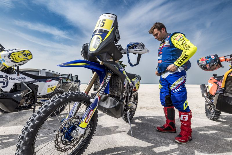 Santolino cumple en la etapa prólogo del rally de Abu Dhabi