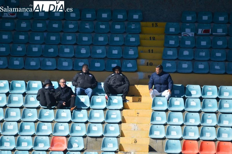 Manuel Lovato presencia por primera vez un entrenamiento del Salamanca UDS tras su llegada