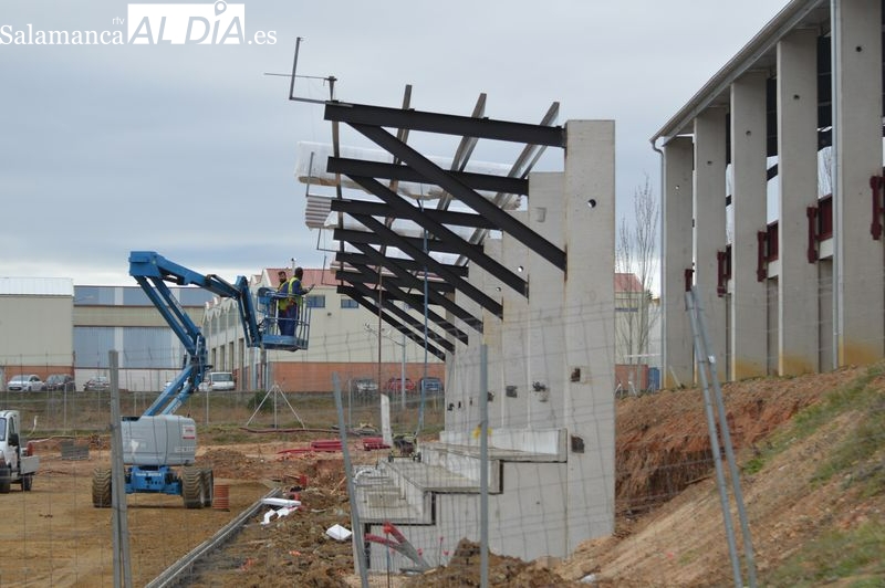 Se empieza a colocar el techo de la grada del campo anexo del Reina Sofía