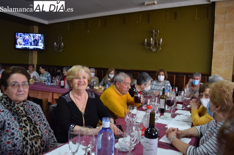 La Asociación de Mayores de Alba de Tormes disfruta de una jornada casi festiva