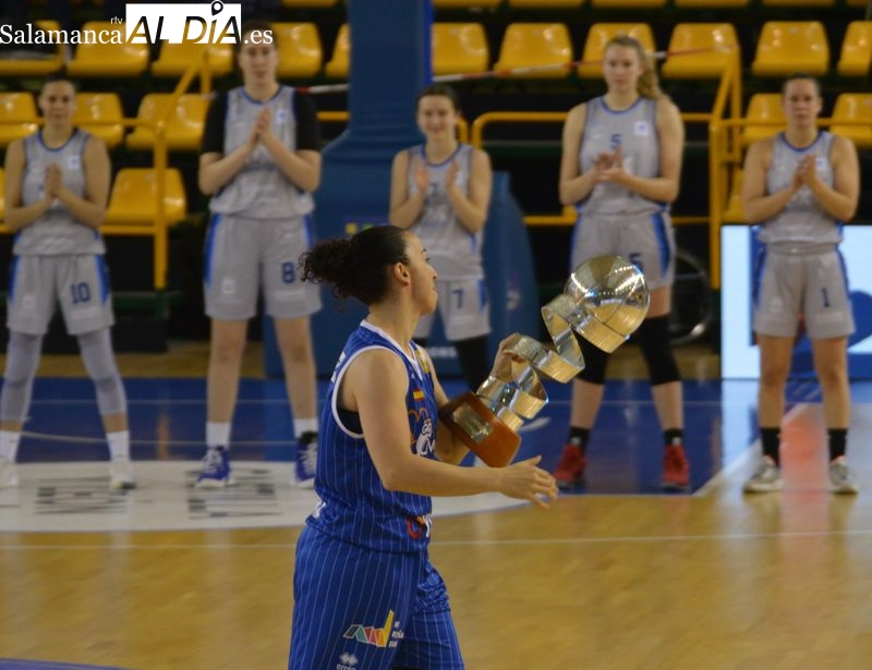 El Perfumerías Avenida presume de la Copa de la Reina delante de su afición