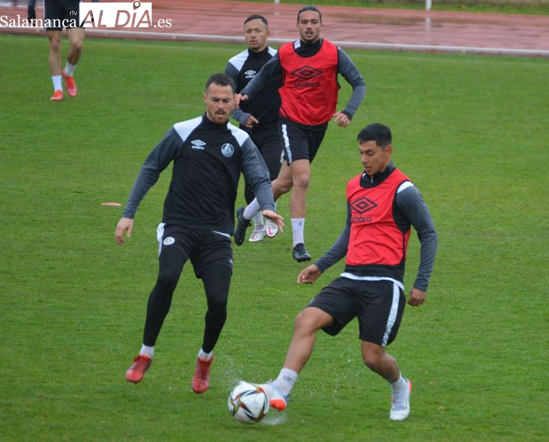 María llama a cuatro jugadores del Salamanca UDS B para un partido a campo entero marcado por la lluvia