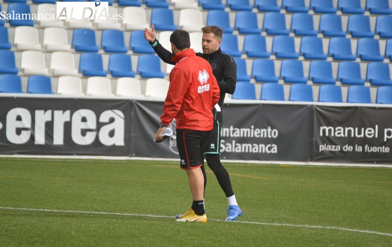 Luis Ayllón le lee la cartilla a Mandi Sosa en su estreno con una charla