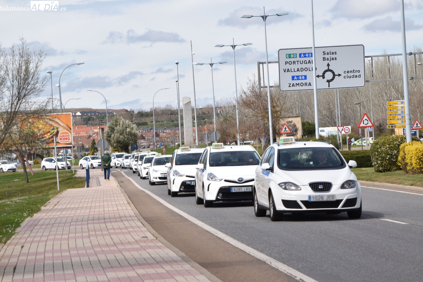 Una larga caravana de taxistas se une a la movilización de los transportistas en Salamanca