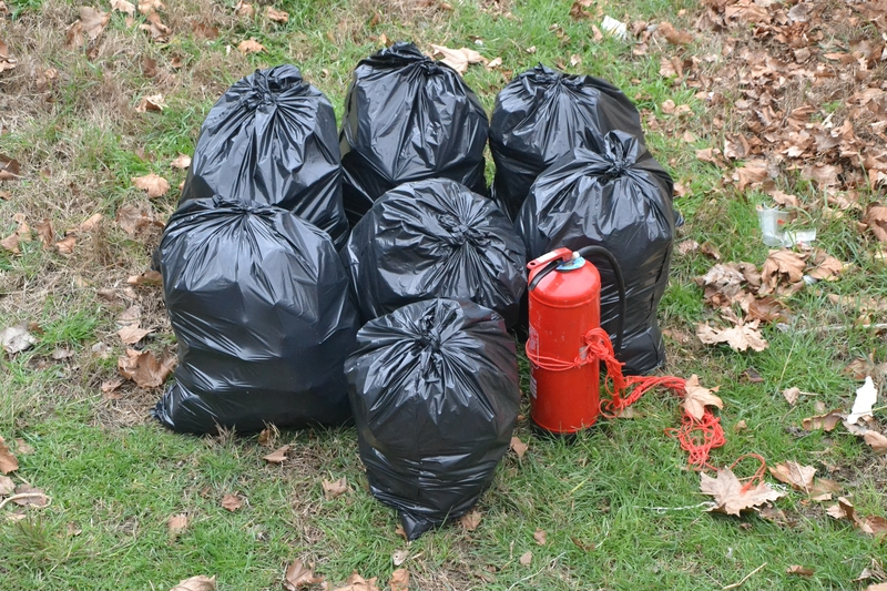 Un extintor, una escobilla o un cono de la Policía, entre los singulares objetos encontrados en los fosos
