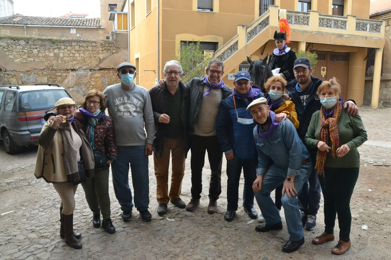 Los Amigos del Alguacilillo despiden el Carnaval con la visita de la persona que les cedió el 1º traje
