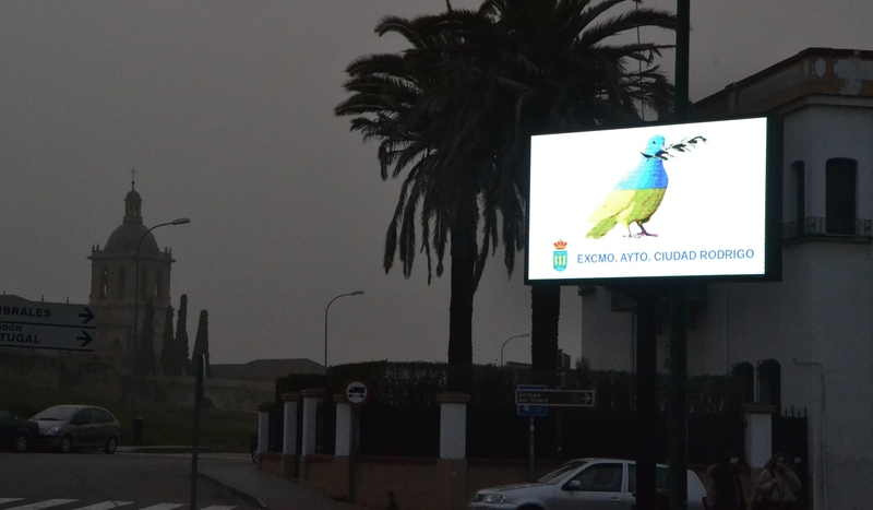 Las pantallas informativas del parking del Mercado incorporan un mensaje pacifista