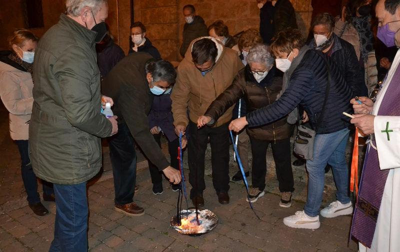 Los fieles de San Cristóbal queman sus gargantillas de forma conjunta