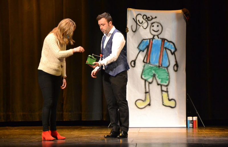 Animada tarde de magia, baile y humor en el Teatro Nuevo con fines solidarios
