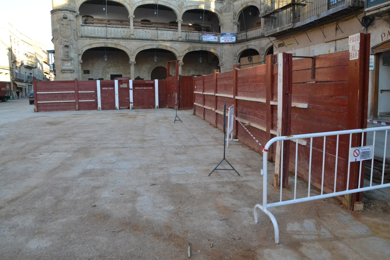El día de Cenizos hace que la Plaza Mayor conserve hasta el lunes parte de su disfraz carnavalero