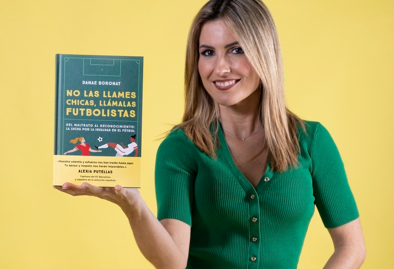 La periodista Danae Boronat presenta en Salamanca su libro ‘No las llames chicas, llámalas futbolistas’ 