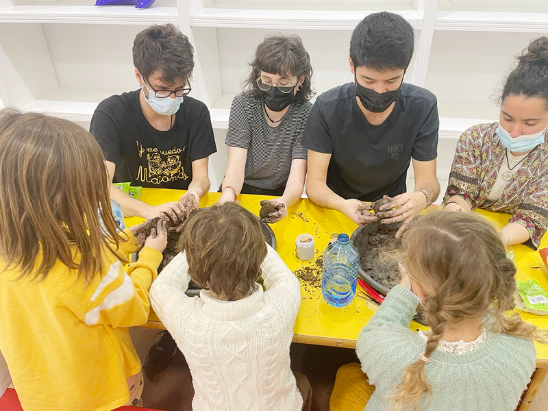 Los niños aprenden a preparar un huerto urbano con residuos y bombas de semilla 