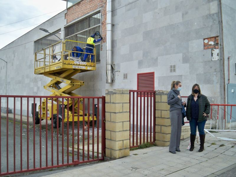 Comienzan los trabajos de reparación en la facha de la Escuela Infantil de Santa Marta