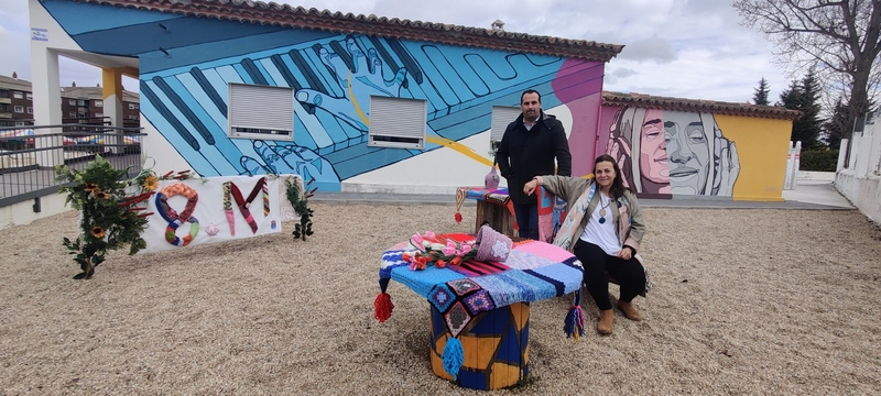 Coser con ganchillo. Un legado de nuestros mayores, la exposición que decora el exterior del Área Joven 