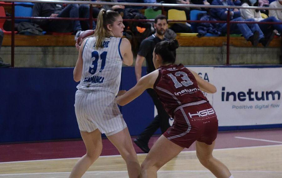 El Perfumerías Avenida saca su coraje con siete jugadoras y le dedica la victoria en Gernika a Copper (56-62)