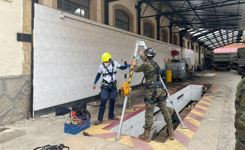 Ingenieros salmantinos forman a militares para rescates en pozos, depósitos o espacios reducidos