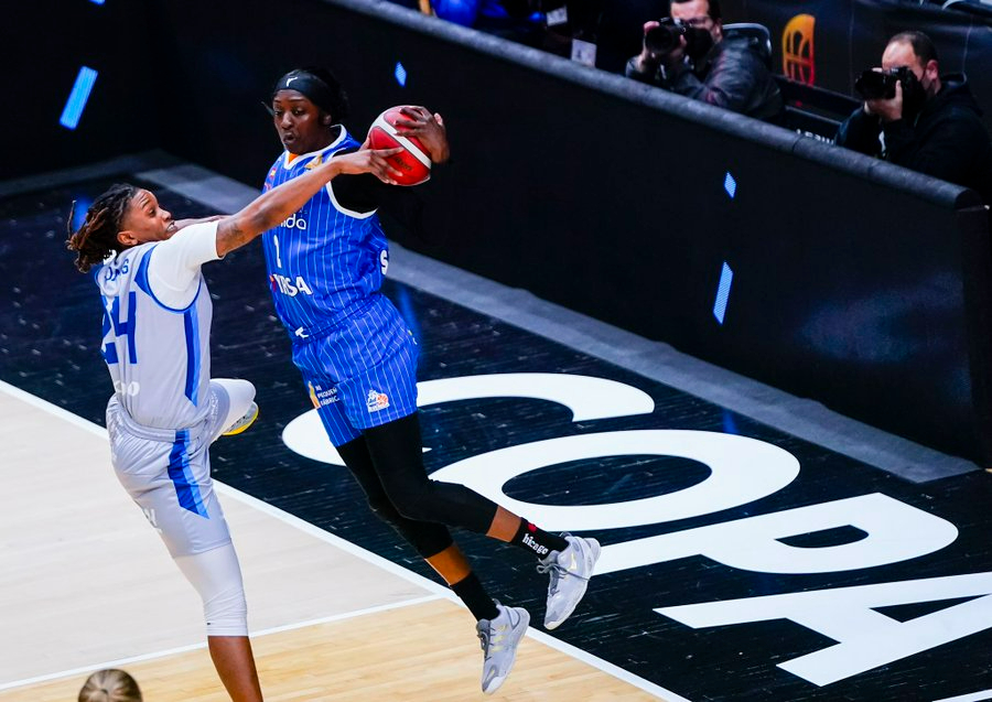 El Perfumerías Avenida suda para pasar a semis en su debut copero ante el IDK (60-56)