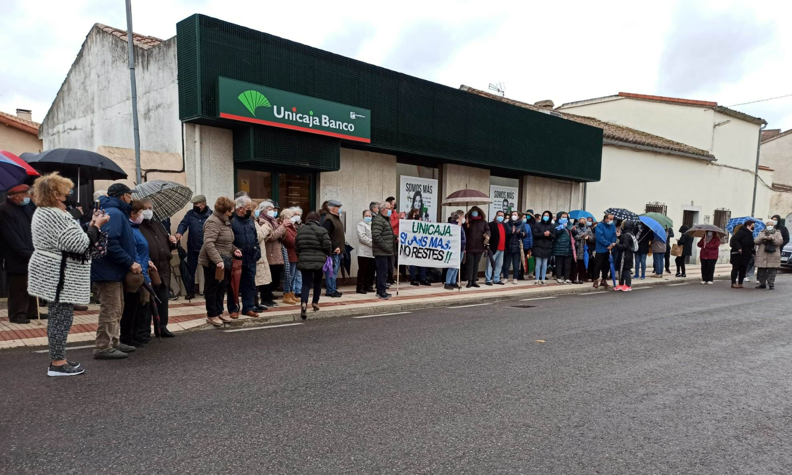 Sancti-Spíritus protesta, con cencerrada incluida, contra el cierre de su oficina de Unicaja