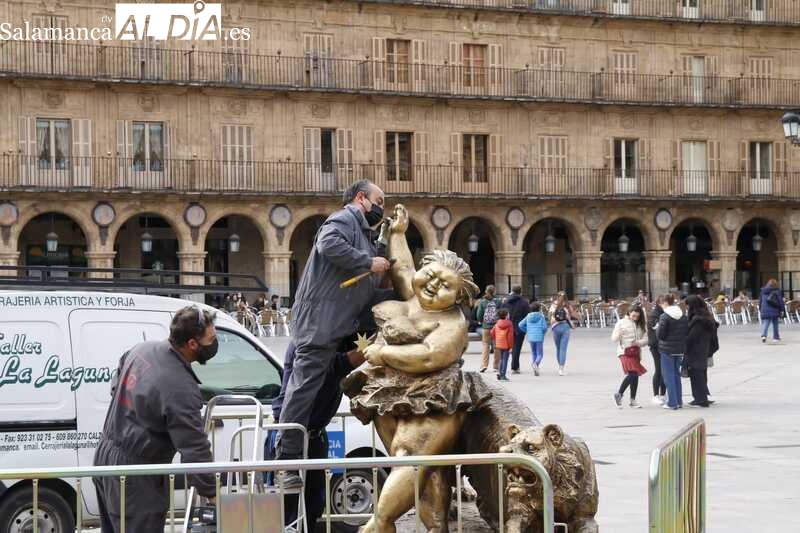 Reparación de la escultura del artista Xu Hongfei tras intentar arrancarle el abanico  