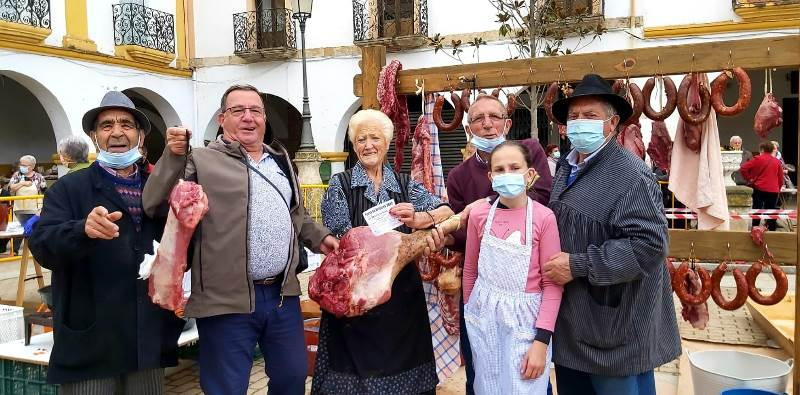 Entregado uno de los lotes sorteados en la Feria de Botijeros