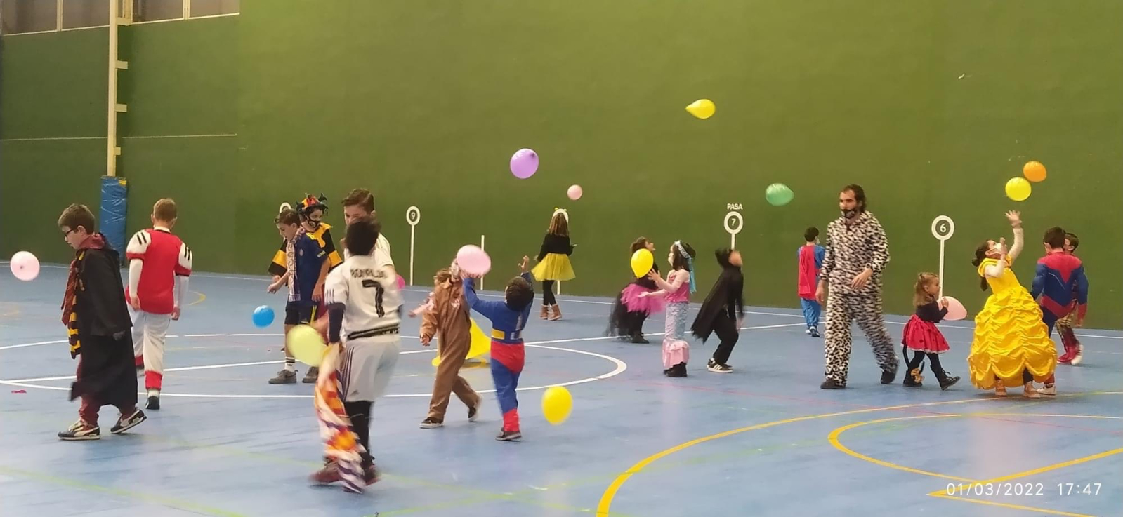 Macotera disfruta de una animada tarde de juegos de carnaval