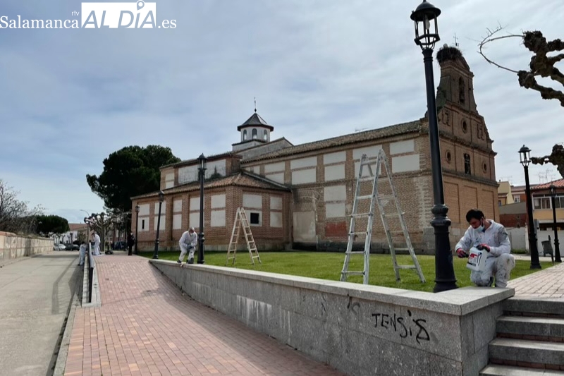 Mejorado el entorno de la Ermita de San Luis a través de programa mixto de pintura