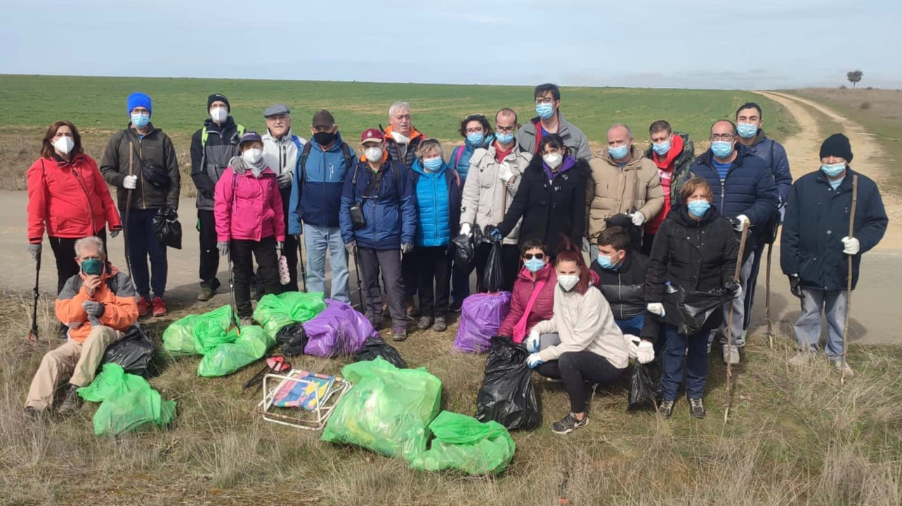 El grupo Acomunidad se despliega en el Azud de Riolobos para realizar un plan de recogida de basuras