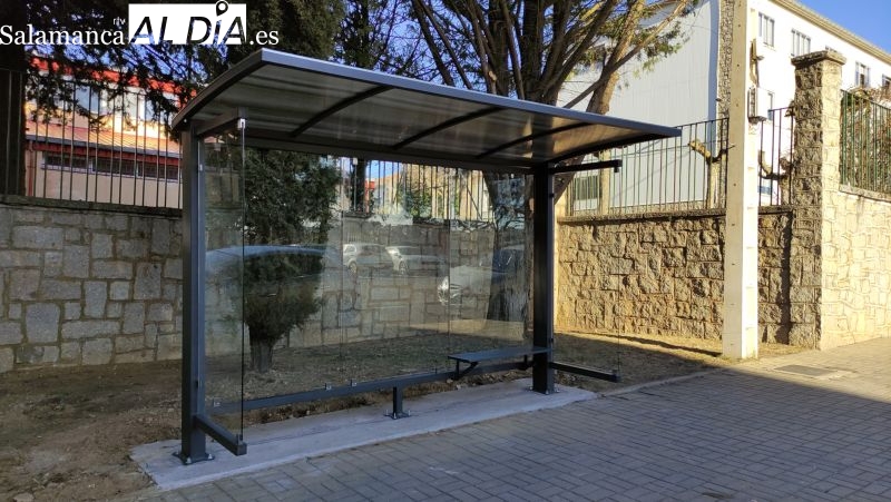 El Ayuntamiento instala una parada de autobús junto al IES Vía de la Plata