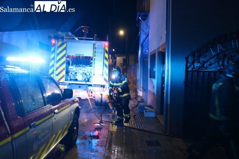 Los Bomberos de Vitigudino sofocan un incendio declarado en una cocina 