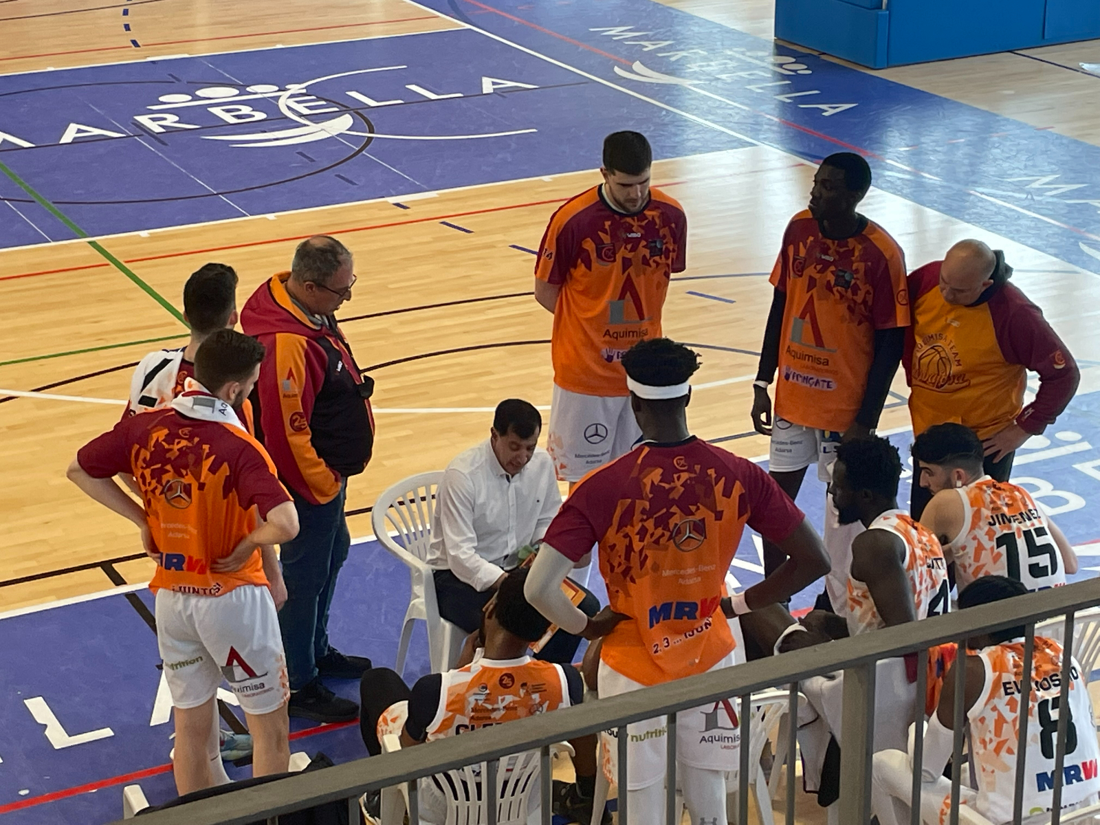 El Aquimisa Carbajosa Empresarial gana en Marbella y seguirá luchando por la salvación (58-71)