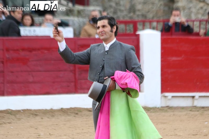 Entretenida tarde de toros en Vitigudino con orejas para Morante, Pablo Aguado y Diosleguarde