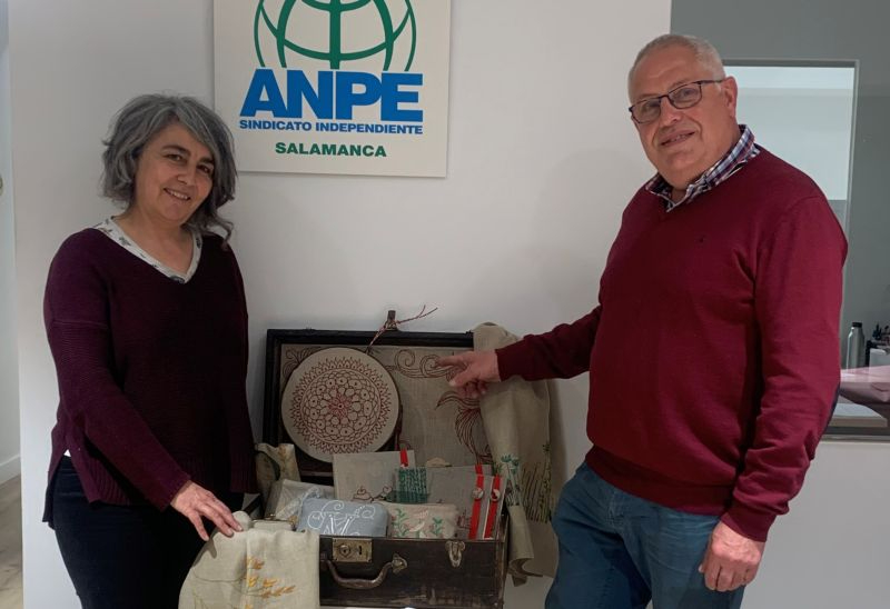 María Domínguez expone manualidades en la sede de ANPE Salamanca
