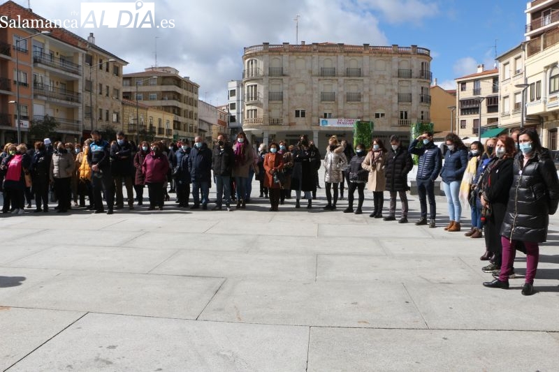 Guijuelo guarda un minuto de silencio por los fallecidos en Ucrania