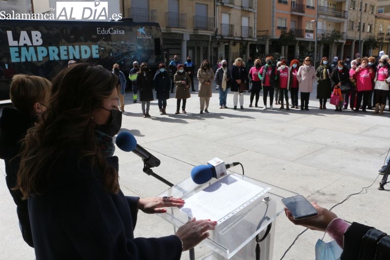 Los vecinos de Guijuelo se reúnen para conmemorar el Día Internacional de la Mujer