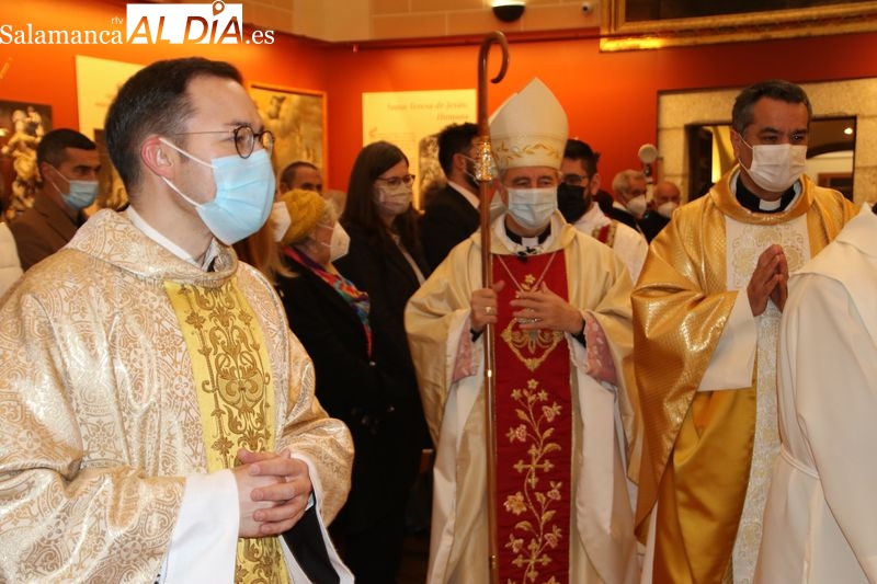 El obispo de Salamanca preside la misa del IV centenario de la canonización de Santa Teresa