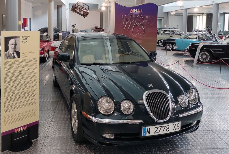El Jaguar S-Type que utilizó el último Premio Nobel español se exhibe en Salamanca