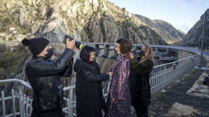 Fely Campo lleva su moda de alta costura a la presa de Aldeadávila