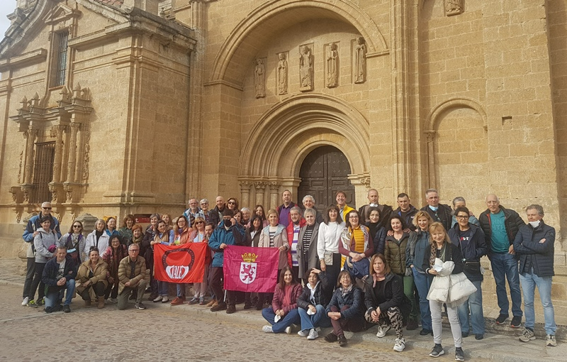 Un grupo de leoneses recorre en la comarca un tramo de uno de los Caminos de Santiago