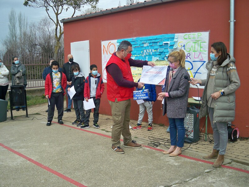 Las pulseras solidarias con Ucrania de los niños del Colegio Martín Gaite