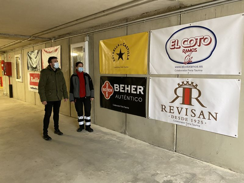 El aparcamiento municipal ya luce la publicidad de los ganadores del concurso de escaparates