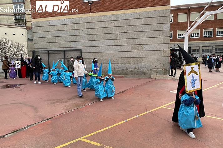 Alumnos de todas las edades participan en el original Vía Crucis del Colegio La Encarnación 