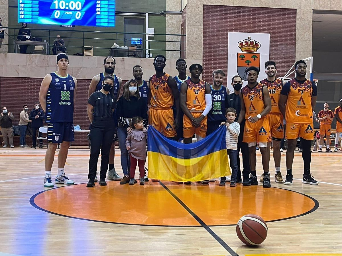 El deporte charro muestra su cara más solidaria con la recogida de material para Ucrania en Carbajosa