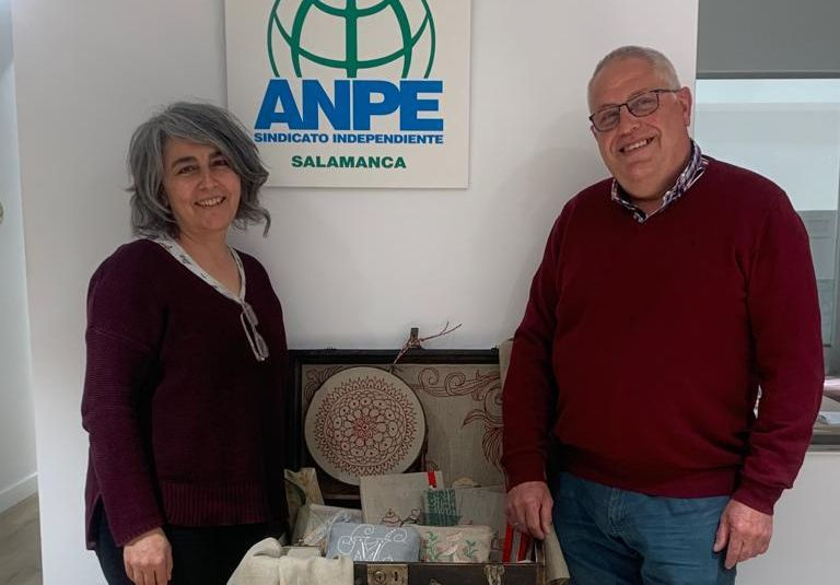 María Iglesias expone sus bordados a mano en Salamanca