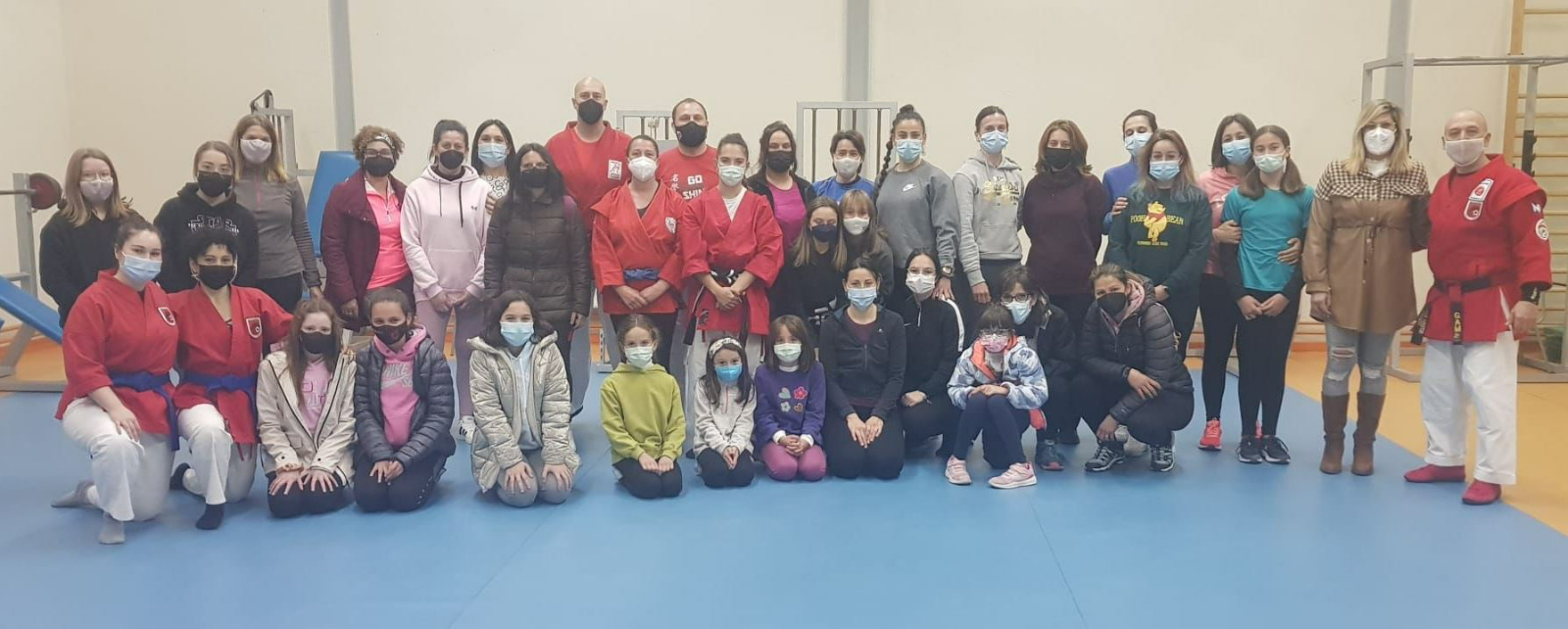 Un nutrido grupo de mujeres de variadas edades toma parte en el curso de autoprotección